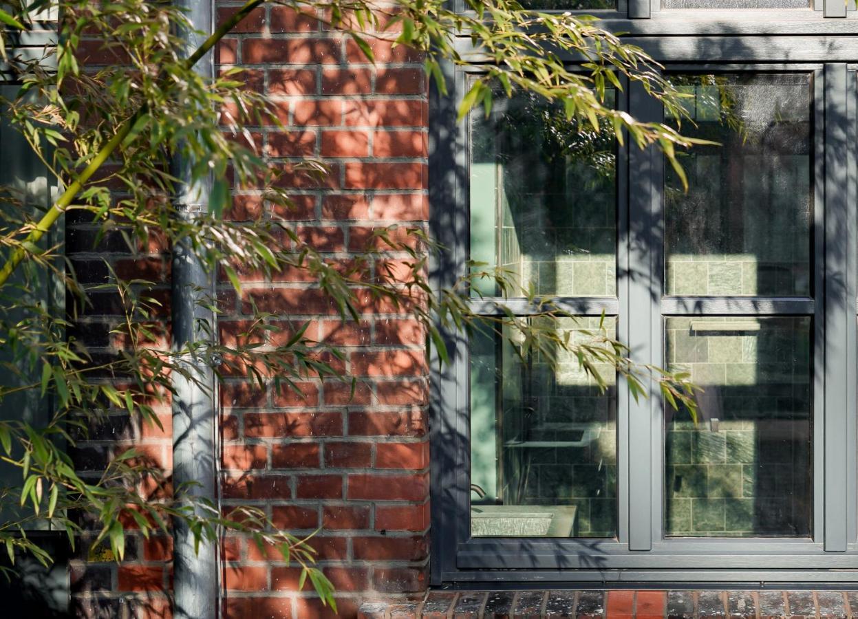 Sly Berlin Ξενοδοχείο Εξωτερικό φωτογραφία A window in the house