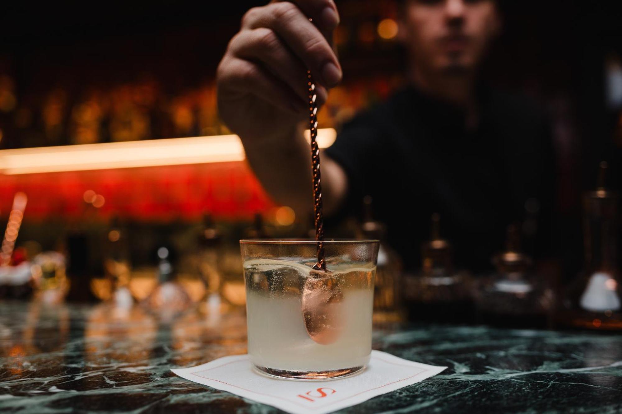 Sly Berlin Ξενοδοχείο Εξωτερικό φωτογραφία A bartender adding a garnish to a cocktail