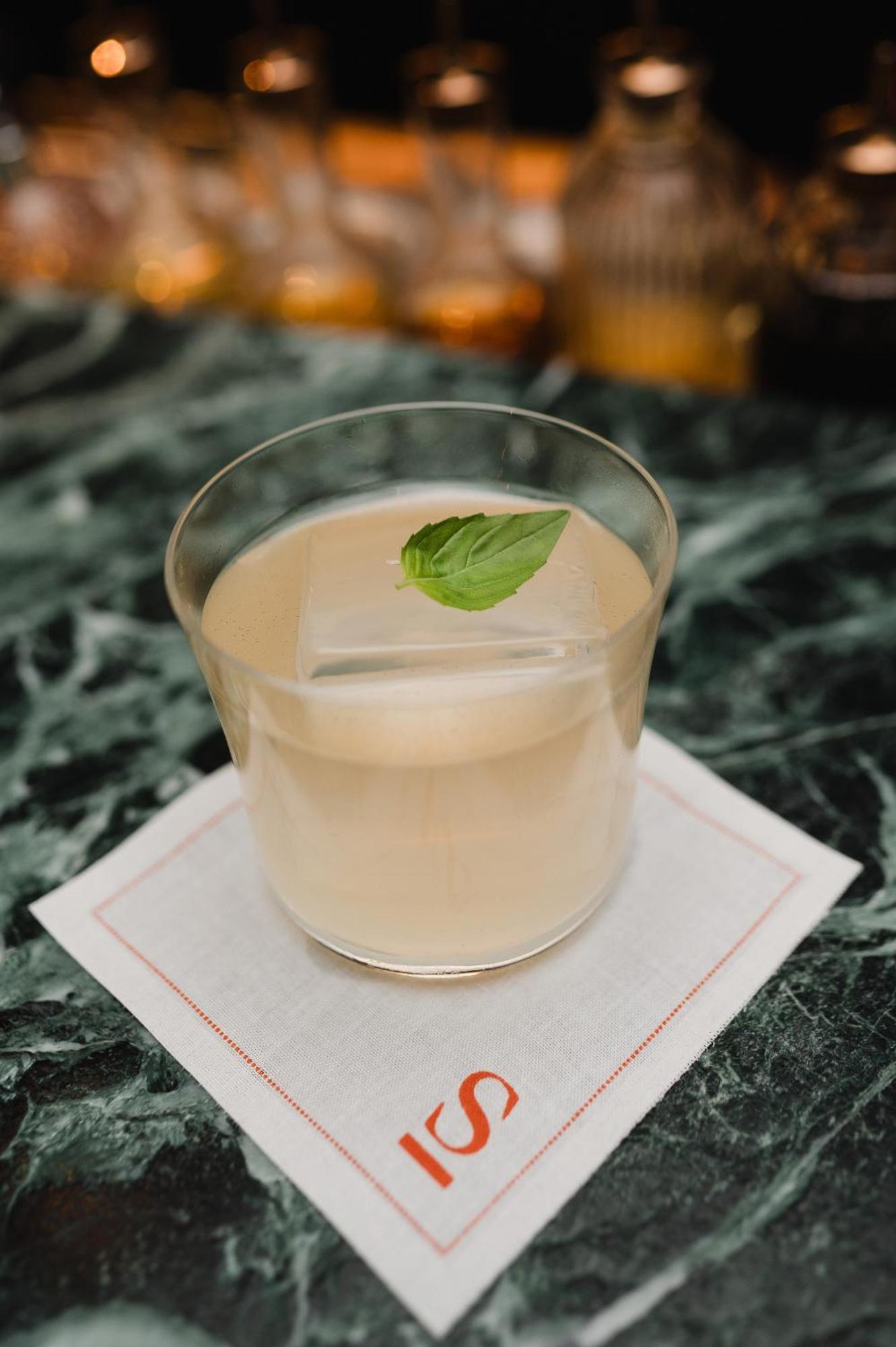 Sly Berlin Ξενοδοχείο Εξωτερικό φωτογραφία A Clover Club cocktail