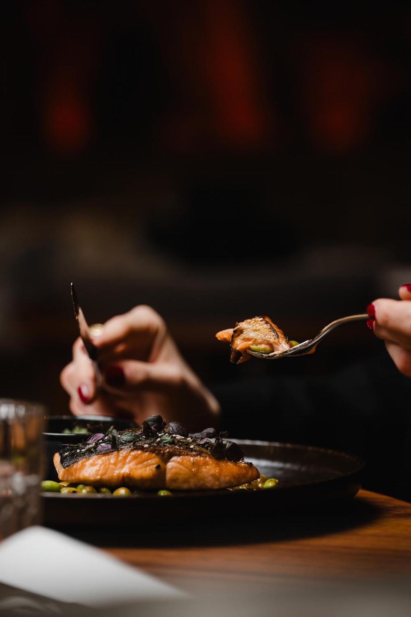 Sly Berlin Ξενοδοχείο Εξωτερικό φωτογραφία A woman eating with a knife and fork