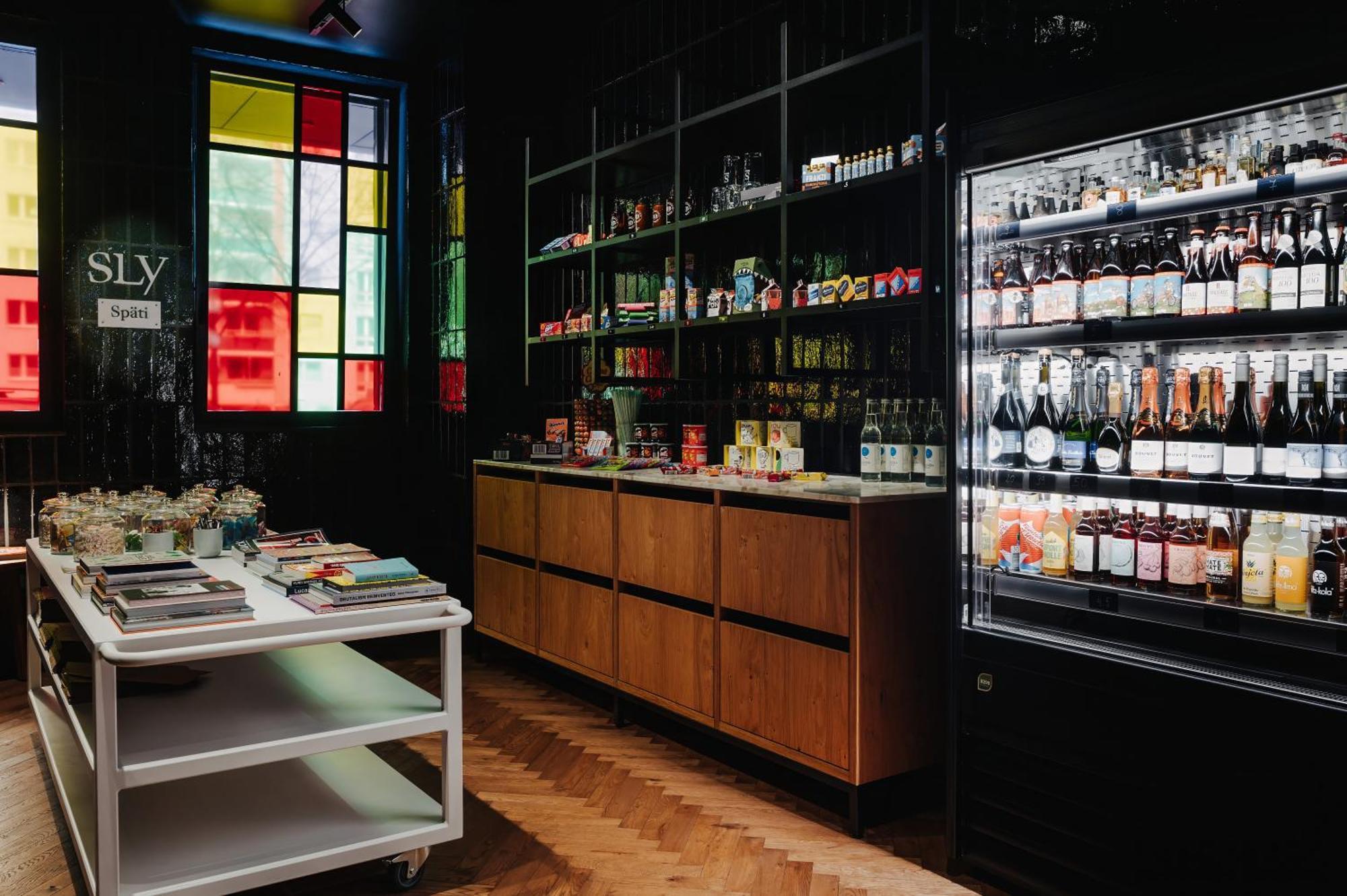 Sly Berlin Ξενοδοχείο Εξωτερικό φωτογραφία The interior of the Sly Spirits tasting room