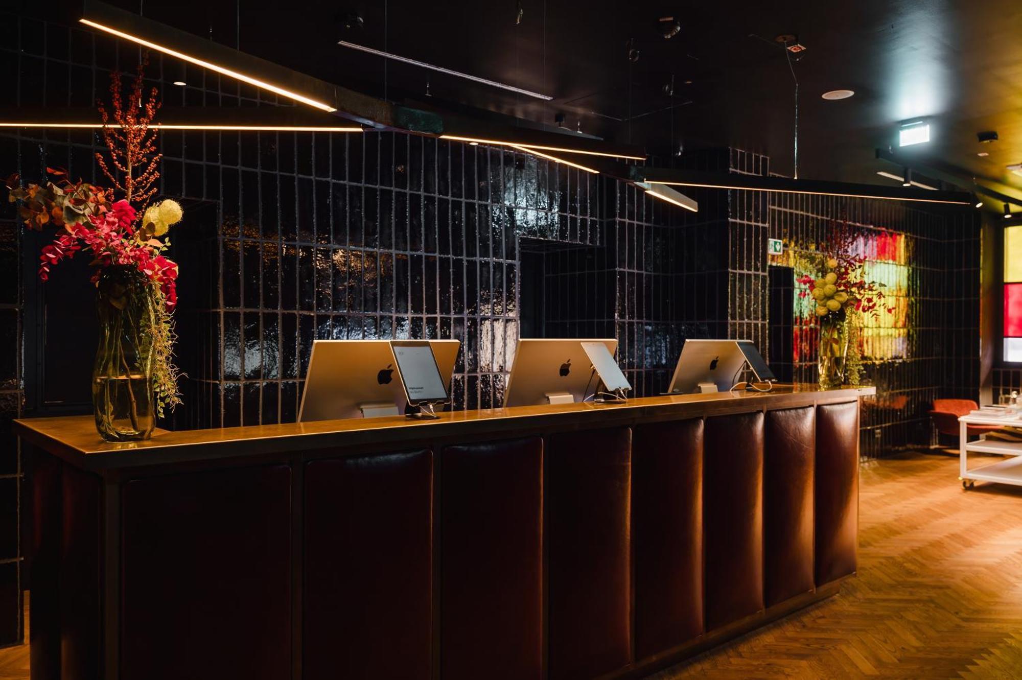 Sly Berlin Ξενοδοχείο Εξωτερικό φωτογραφία The reception desk at the 2018-19 season