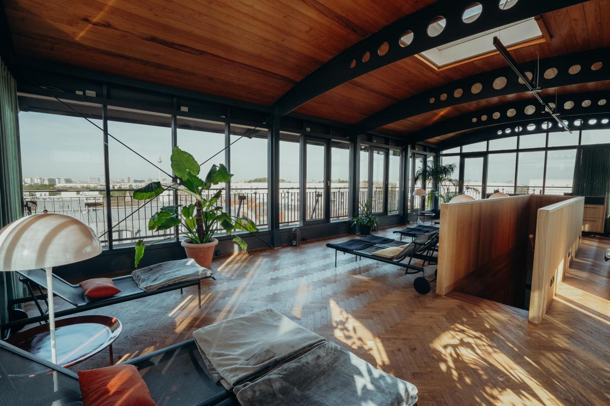 Sly Berlin Ξενοδοχείο Εξωτερικό φωτογραφία The interior of the observation deck