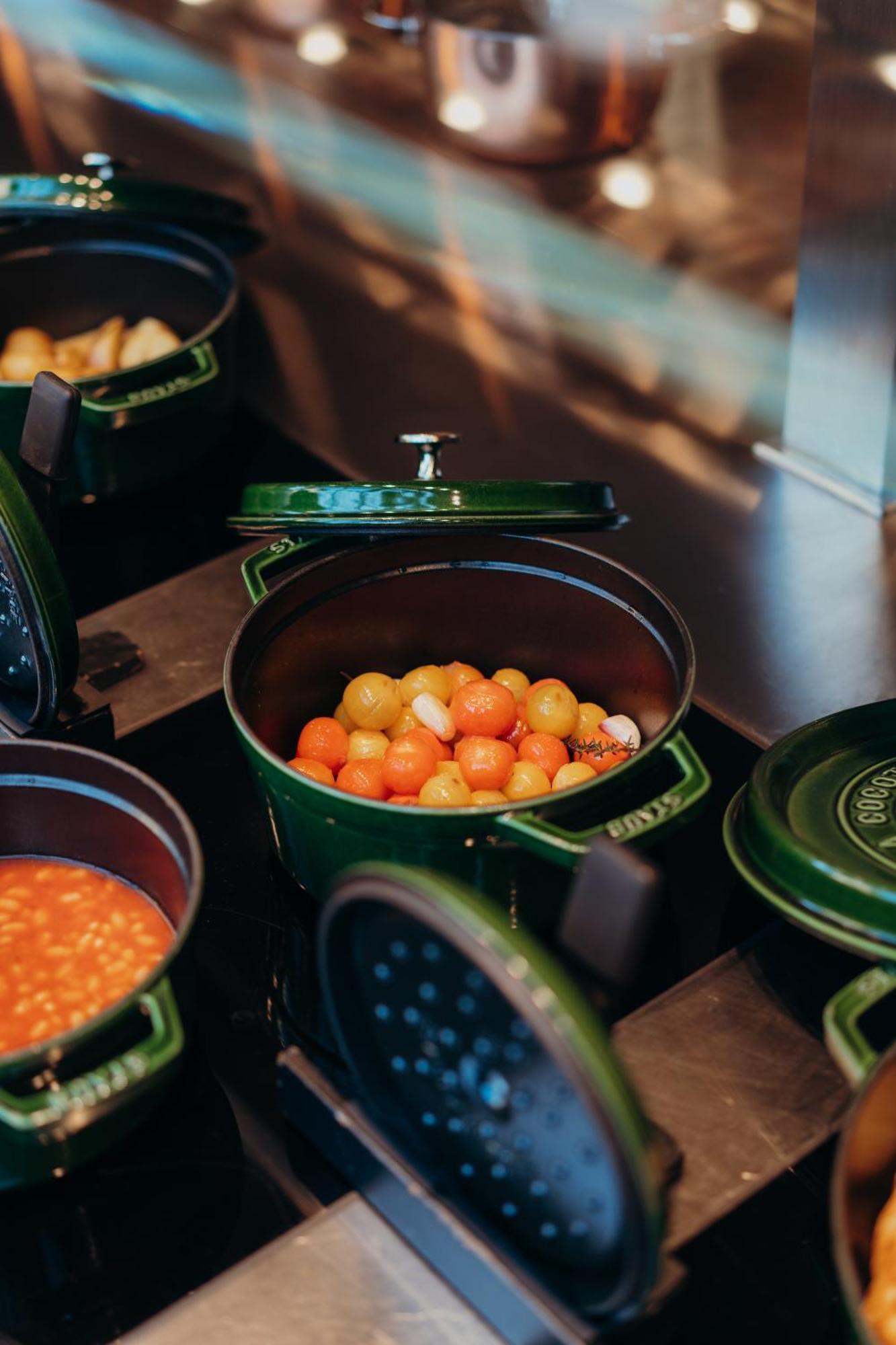 Sly Berlin Ξενοδοχείο Εξωτερικό φωτογραφία A Le Creuset cast iron pot