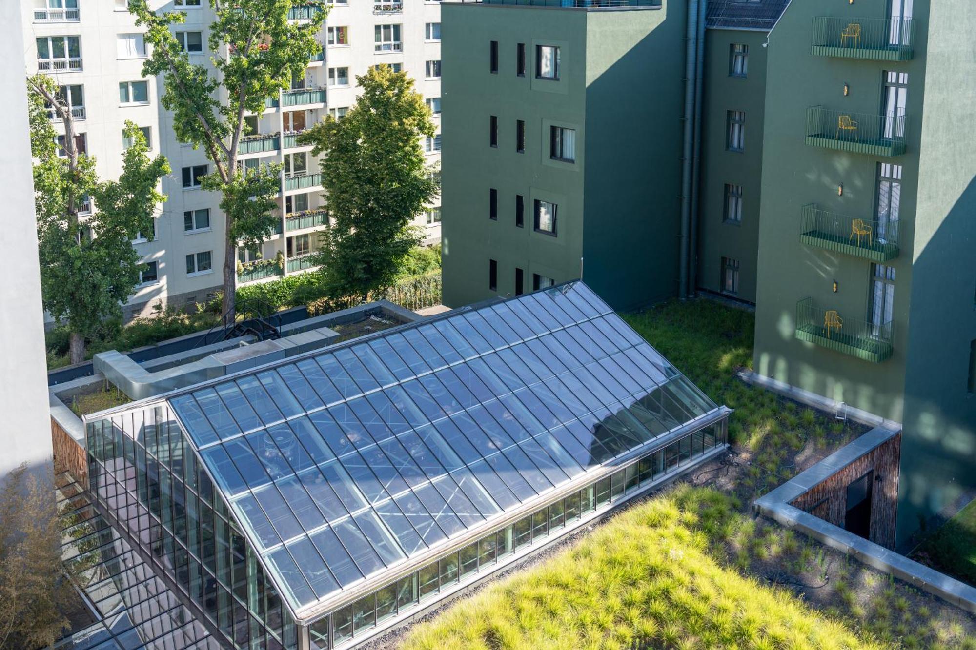 Sly Berlin Ξενοδοχείο Εξωτερικό φωτογραφία Solar collectors on a green roof