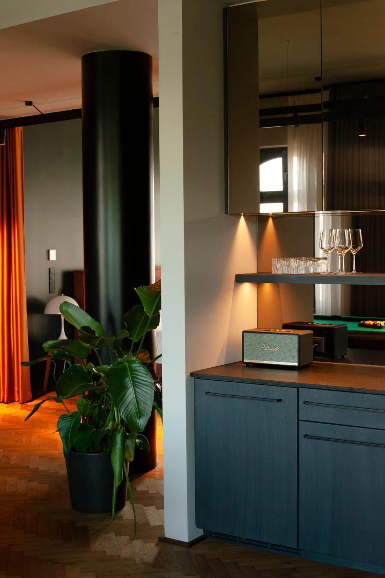 Sly Berlin Ξενοδοχείο Εξωτερικό φωτογραφία The Bowers & Wilkins Zeppelin wireless speaker