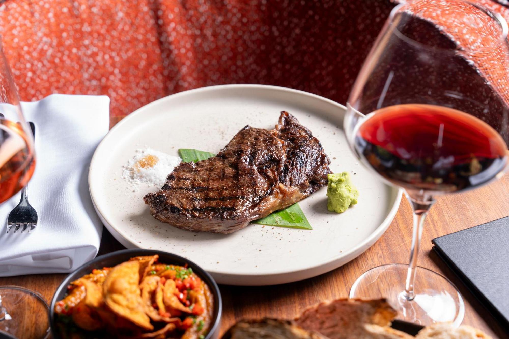 Sly Berlin Ξενοδοχείο Εξωτερικό φωτογραφία A steak and wine dinner